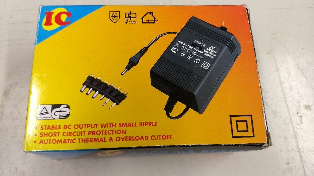 Universele adapter 3-12v 1.200 mA, Ophalen, Nieuw