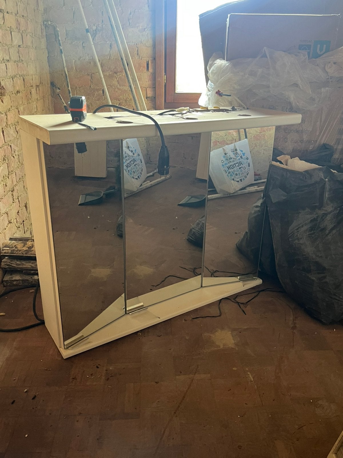 Oudere witte spiegel met opbergruimte – 100x82,5x33 cm, Huis en Inrichting, Ophalen, Gebruikt, Spiegelkast