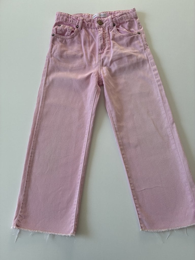 Roze jeansbroek met lichte vlekje op rechterbeen, Kinderen en Baby's, Kinderkleding | Maat 134, Broek, Gebruikt, Meisje, Ophalen of Verzenden