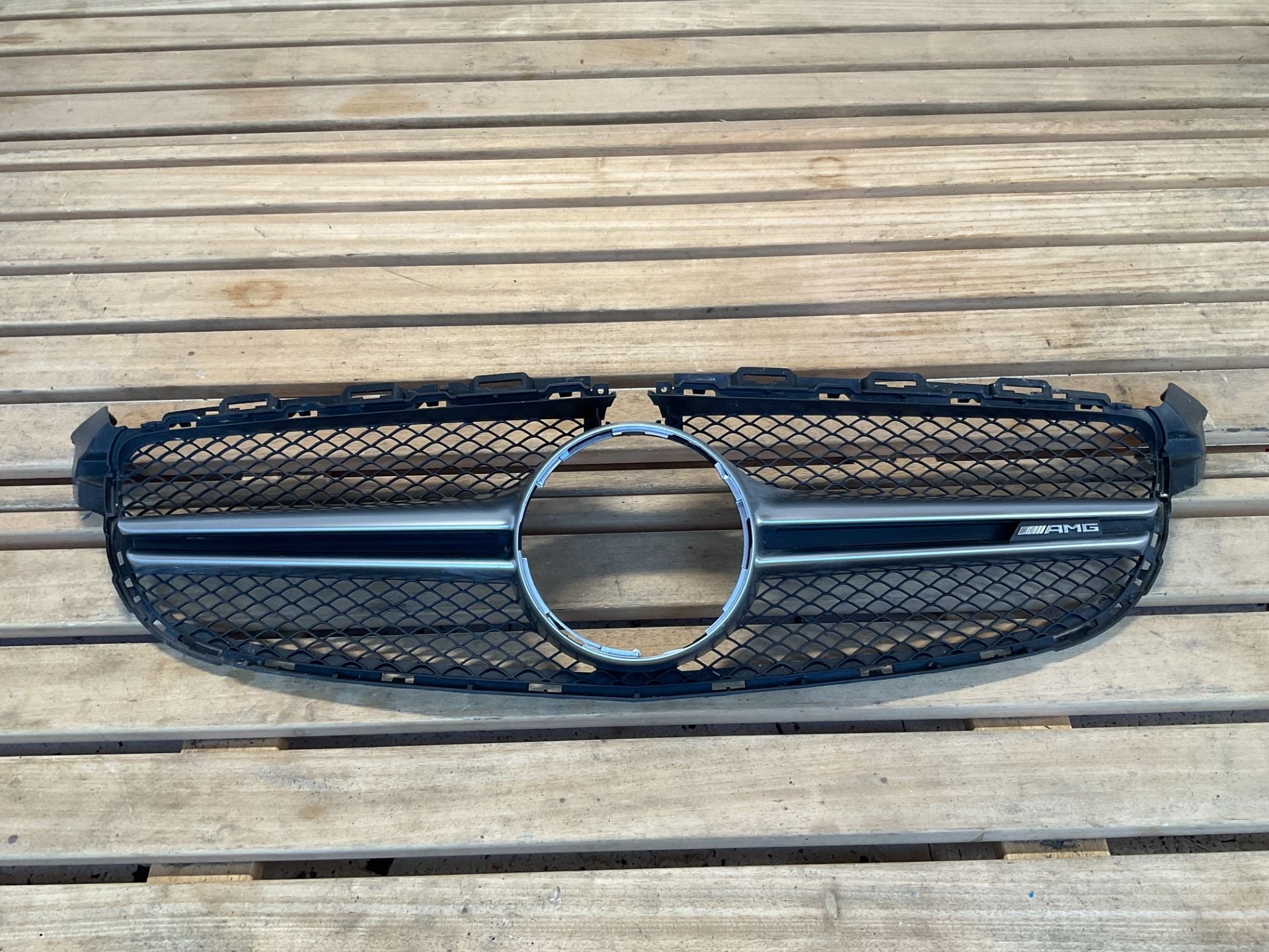 Grille de pare-chocs Mercedes Classe C W205 C63 AMG 14 17 Ca, Mercedes-Benz AG, Mercedes-Benz, Utilisé, Mercedesstrasse 120
70372  Stuttgart, DE