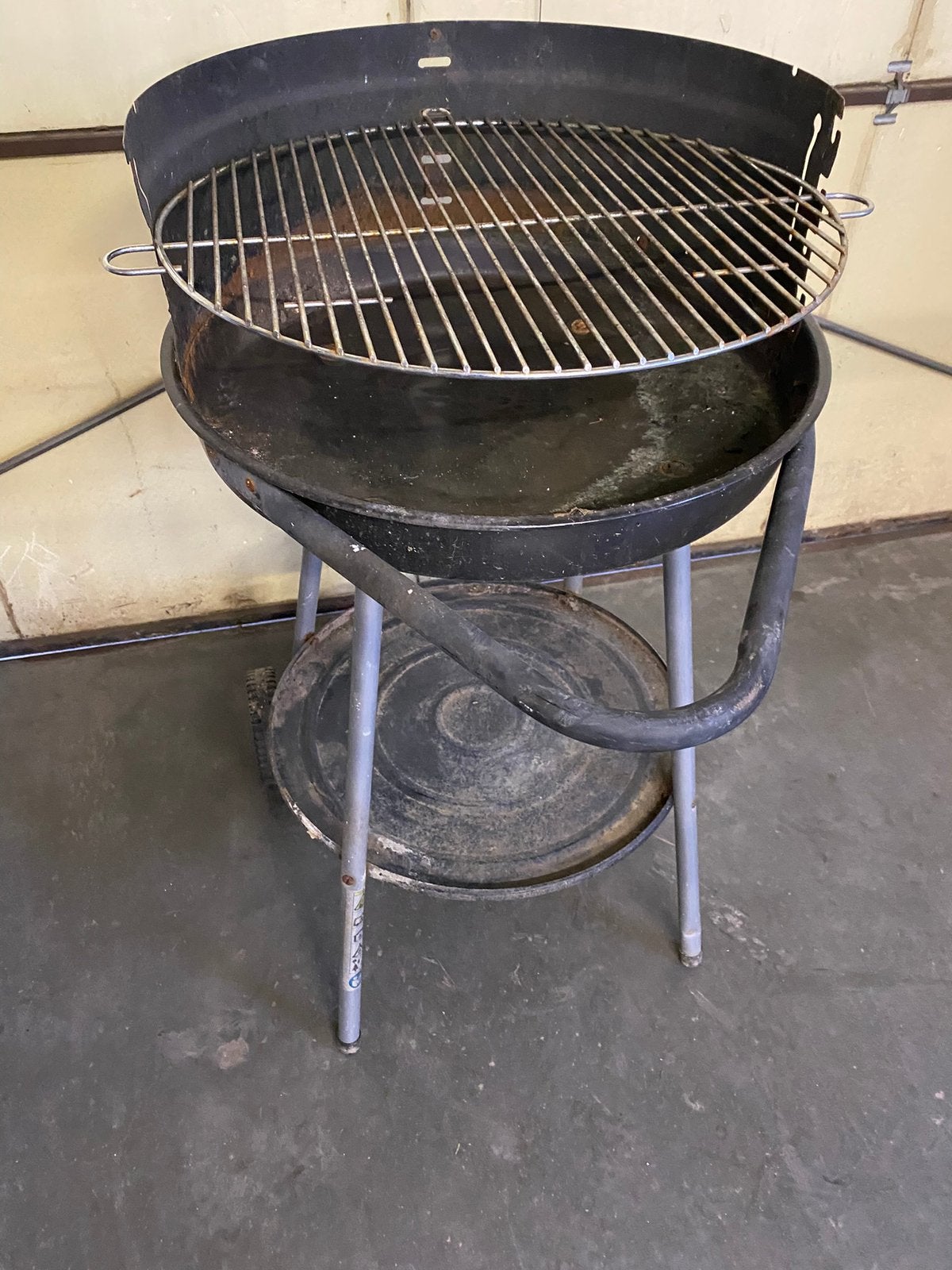 Barbecue pour charbon de bois sur roulettes, Enlèvement