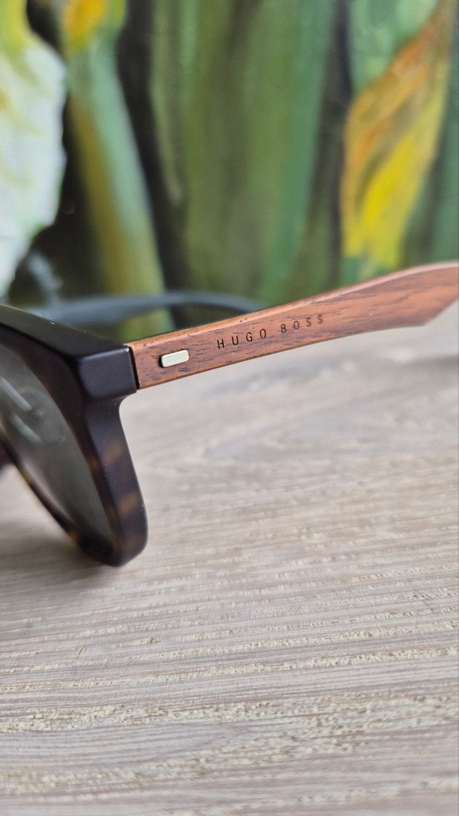 Hugo Boss Wood, Enlèvement