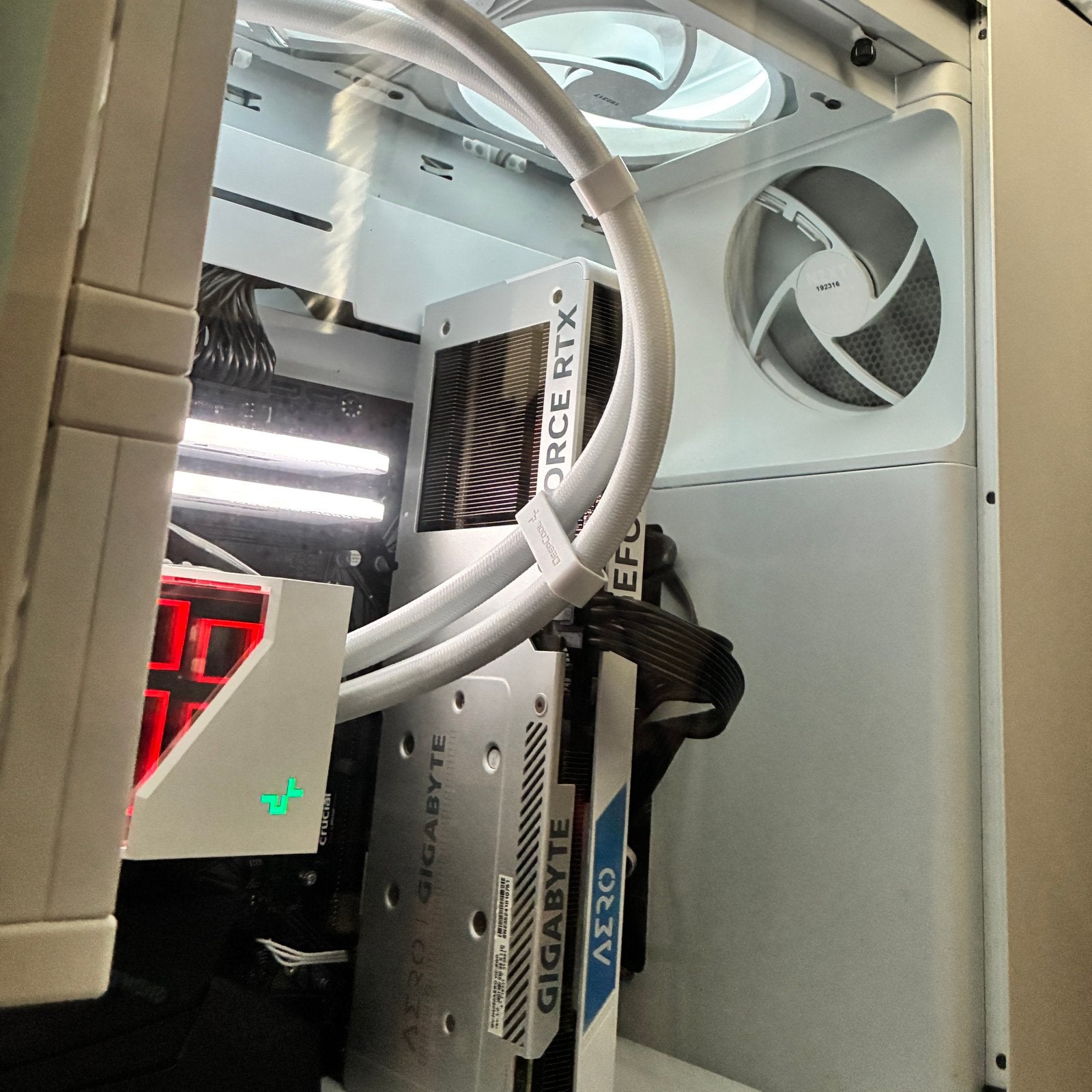 Gaming PC + complete gaming setup – RTX 4060 / 240Hz, Informatique & Logiciels, Avec carte vidéo, Comme neuf, 4 Ghz ou plus, SSD