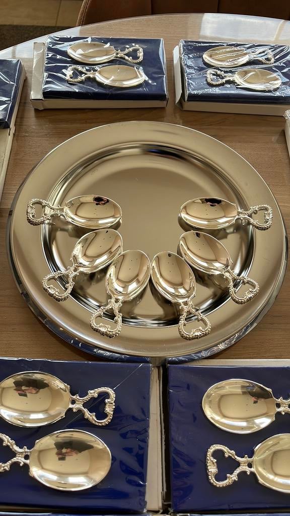 Schotel met 9 amuselepels, Ophalen