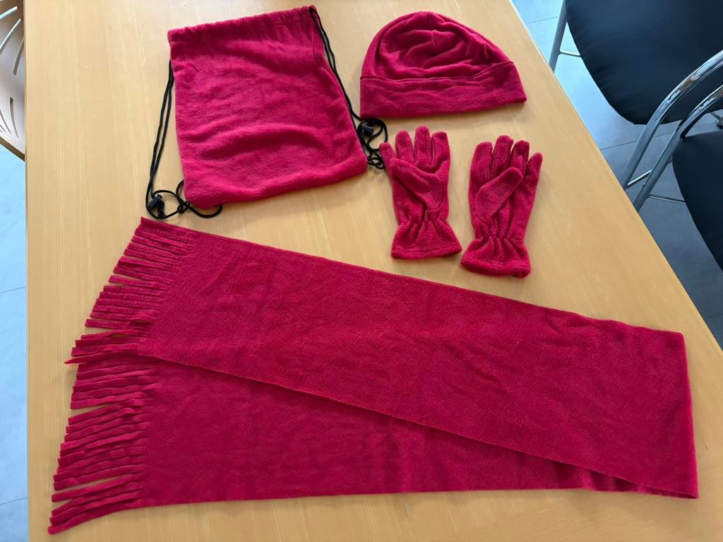 Rode fleece zakje met muts, handschoenen en sjaal, Ophalen, Nieuw, Muts