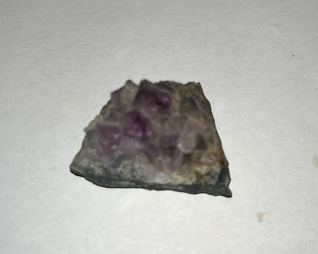 Stukje Amethist Geode - 20,5gram - 38mm x 29mm x 24mm, Enlèvement ou Envoi, Minéral