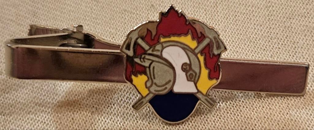Pince à cravate Fire Brigade argentée NEUVE
C'est une Vinta, Collections, Broches, Pins & Badges, Enlèvement ou Envoi