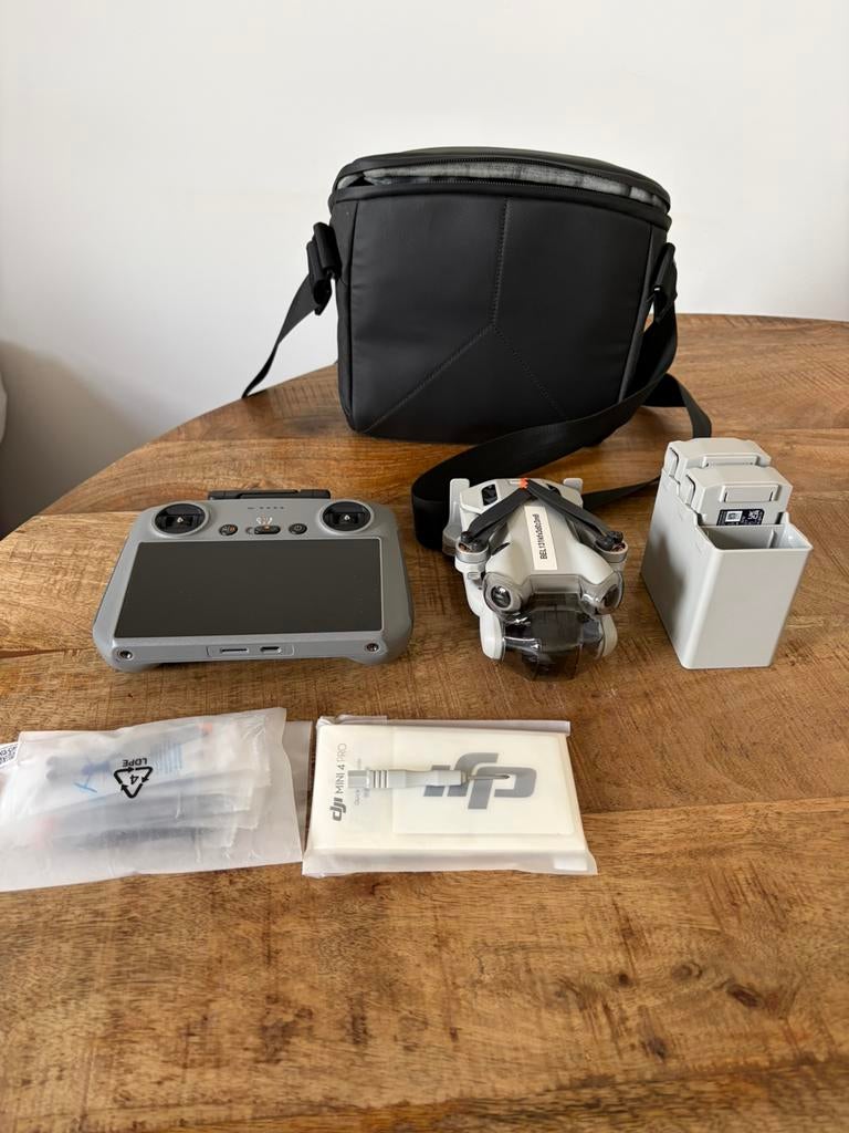 Dji mini 4 pro fly more combo, Drone avec caméra, Moins de 250 g, Qualité supérieure, Comme neuf