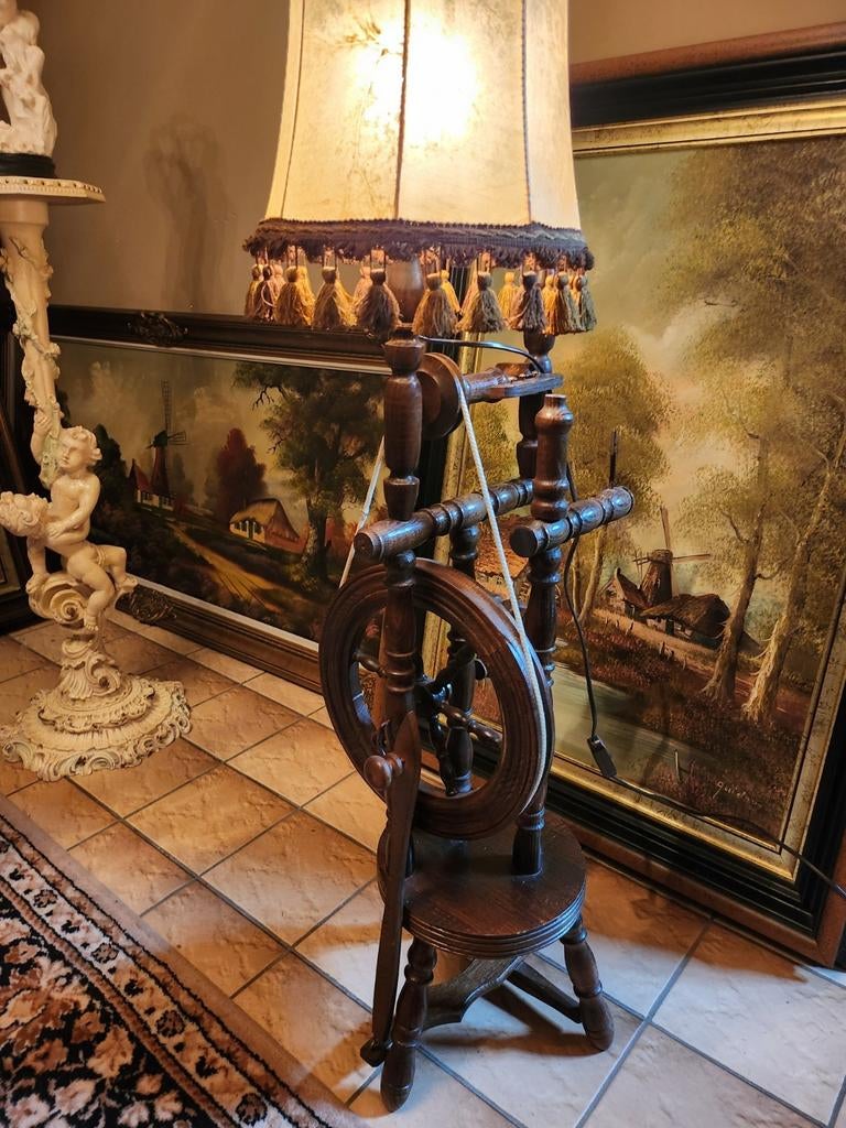 Zeer mooie staanlamp, spinnewiel. In goede staat., Ophalen, Zo goed als nieuw