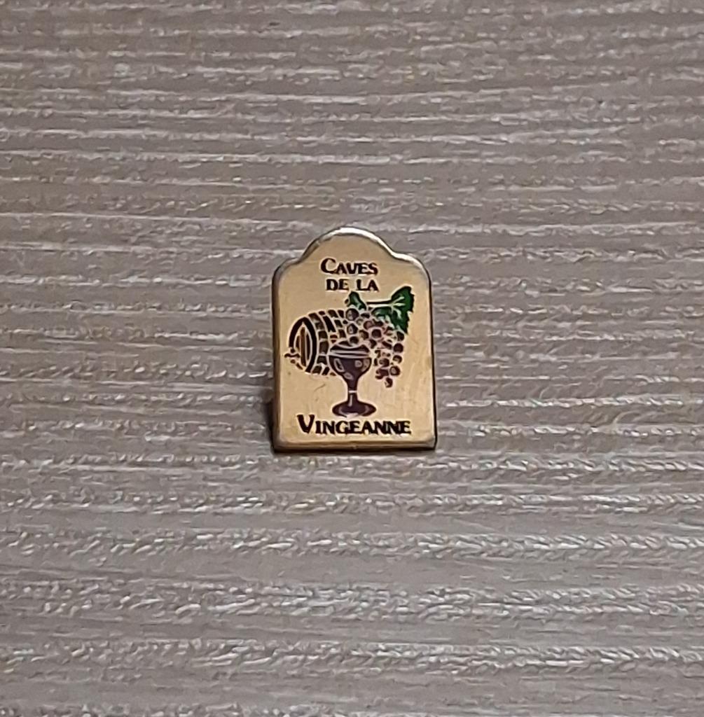 PIN - CAVES DE LA VINGEANNE - VIN - WIJN, Envoi, Utilisé, Autres sujets/thèmes, Insigne ou Pin's