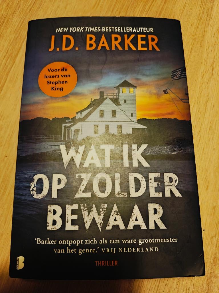Thriller 'wat ik op zolder bewaar' van J.D. Barker, Boeken, Ophalen of Verzenden, Gelezen, Barker