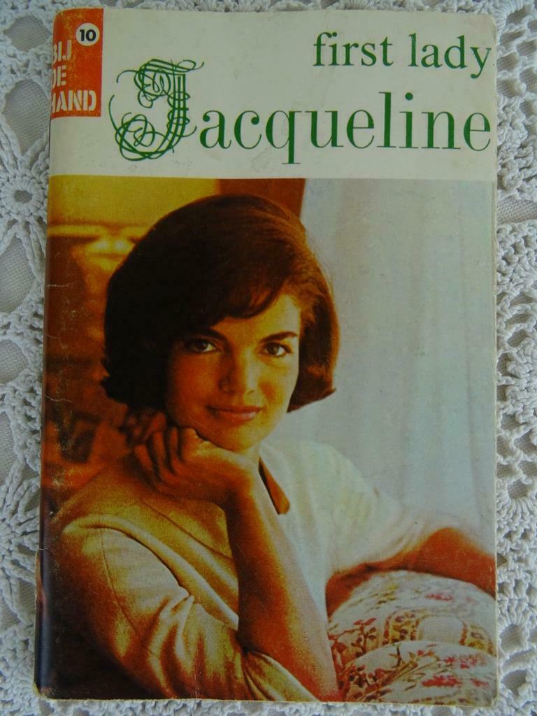 John F. Kennedy First lady Jacqueline livret rare 1966, Livres, Politique, Enlèvement ou Envoi, Comme neuf, Bij de hand 10