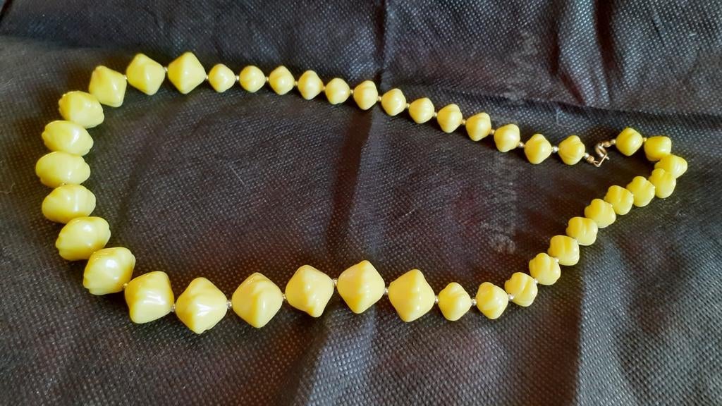 Collier perle jaune plastique, Bijoux, Sacs & Beauté, Colliers, Enlèvement ou Envoi, Comme neuf, Jaune