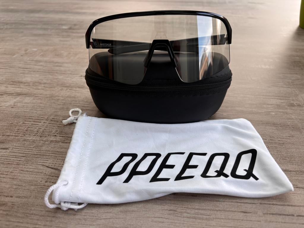 PPEEQQ MODEL-I PHOTOCHROMIC FIETSBRIL MET SMOKE LENS, Vélos & Vélomoteurs, Accessoires vélo | Vêtements de cyclisme, Comme neuf