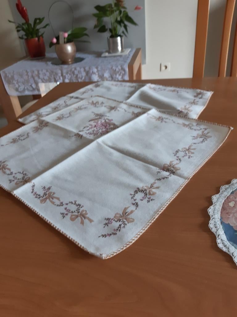 Verschillende tafelkleedjes., Antiek en Kunst, Ophalen of Verzenden