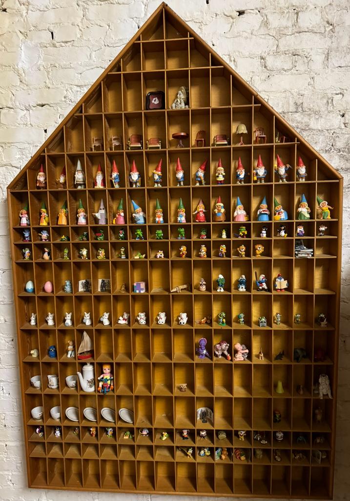 Vakken kast voor minifiguren, Ophalen