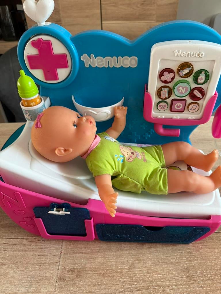 Pop met bedje om te verzorgen, Ophalen of Verzenden, Gebruikt, Babypop