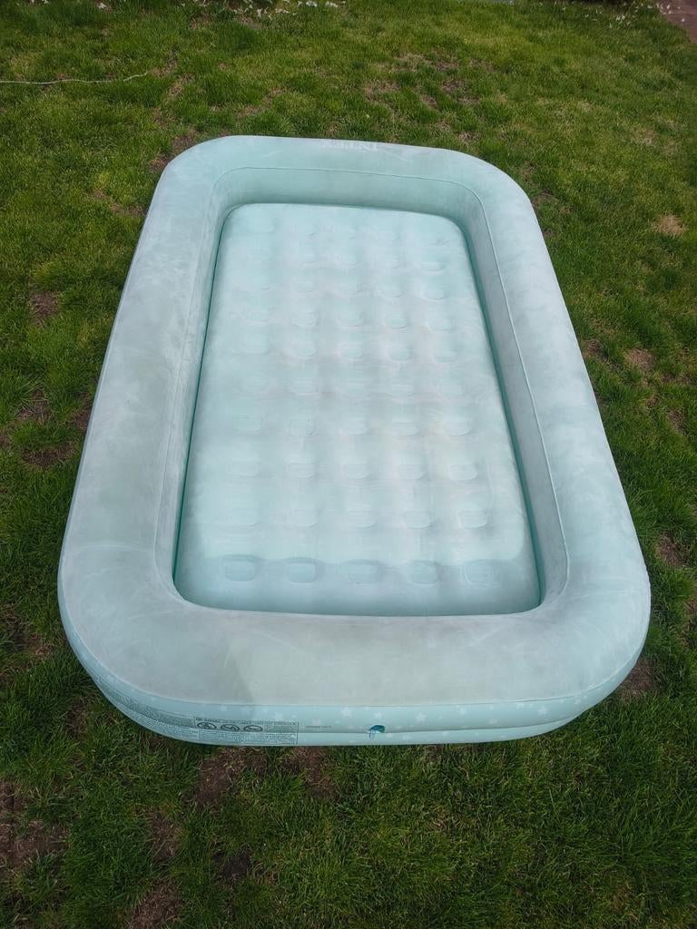 Intex luchtbed peuter/kleuter met bedrand 107 x 168 x 25 cm, Caravans en Kamperen, Luchtbedden, Ophalen of Verzenden, Gebruikt