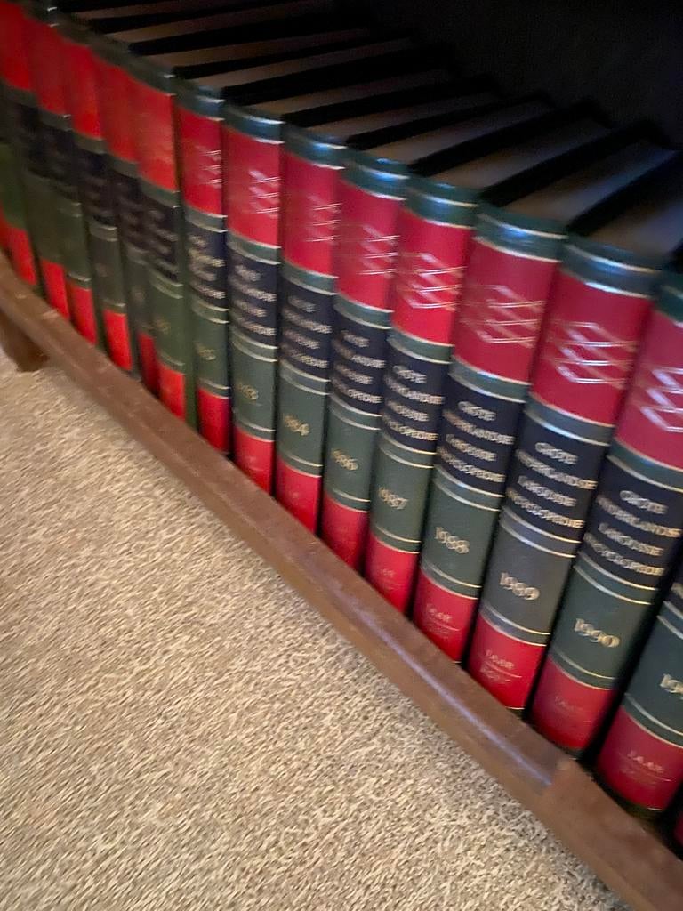 Larousse jaarboeken en encyclopedie, Ophalen, Zo goed als nieuw, Algemeen, Complete serie
