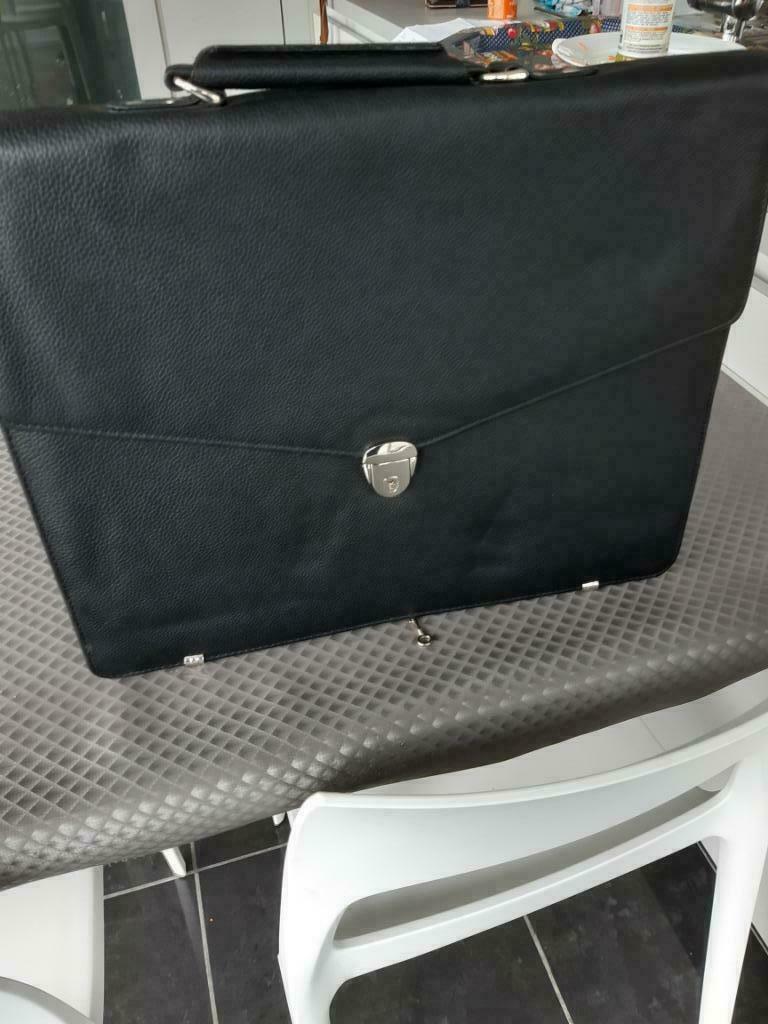 Aktetas in leder met slot en sleutel, splinternieuw., 40 tot 60 cm, 20 tot 30 cm, Zwart, Nieuw