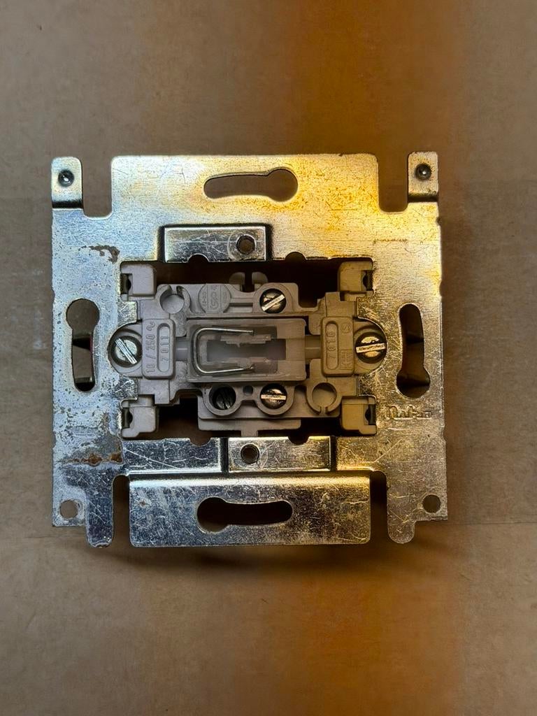 NIKO PR20 - wisselschakelaar, Doe-het-zelf en Bouw, Elektriciteit en Kabels, Ophalen of Verzenden, Gebruikt, Schakelaar