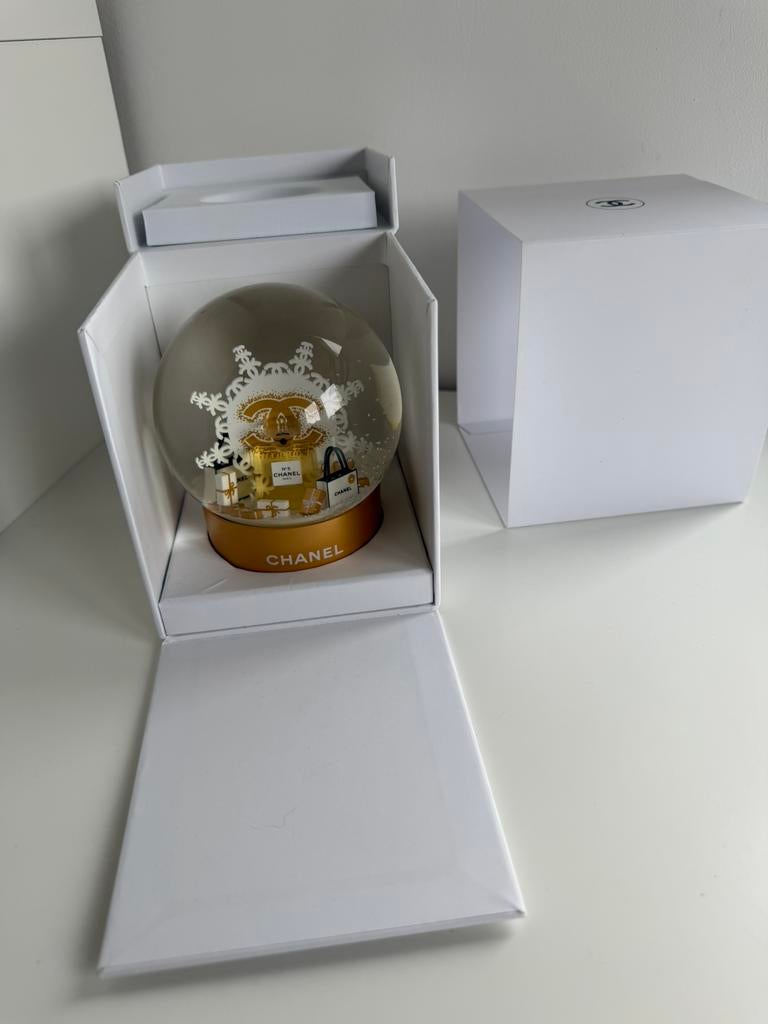 Chanel snowglobe sneeuwbal goud 2024, Verzamelen, Ophalen, Zo goed als nieuw