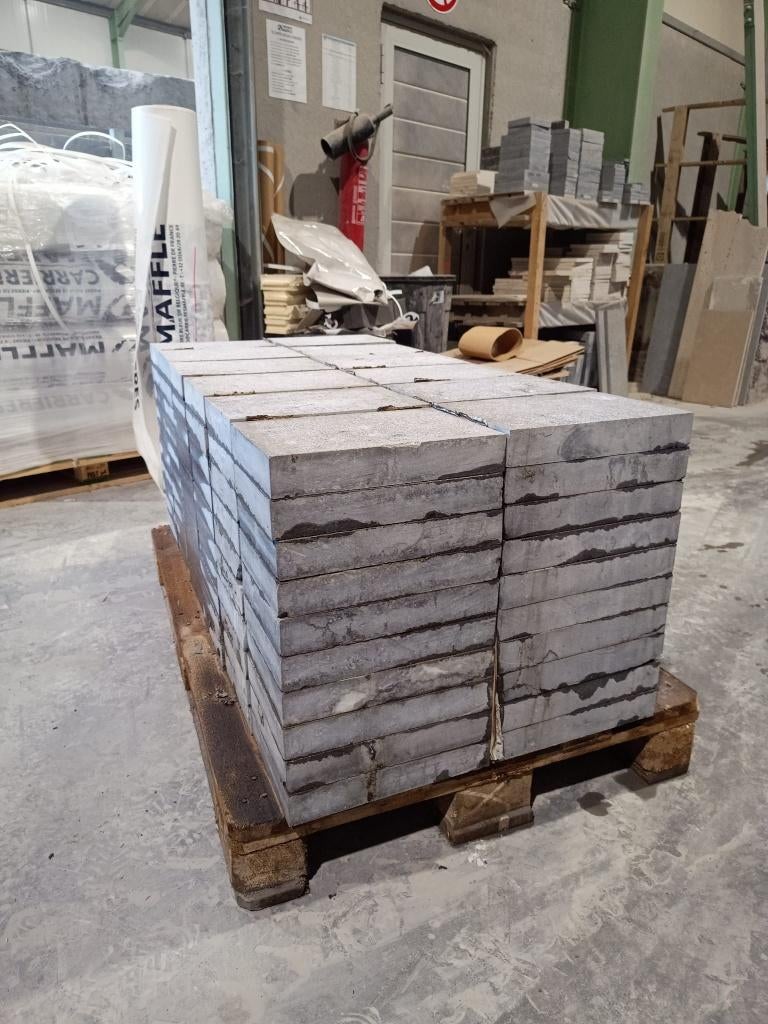 VENDU 30x20x5 120pcs dalles bouchardé fin pierre bleue, Comme neuf, Enlèvement, Pierre naturelle, 5 à 10 m²