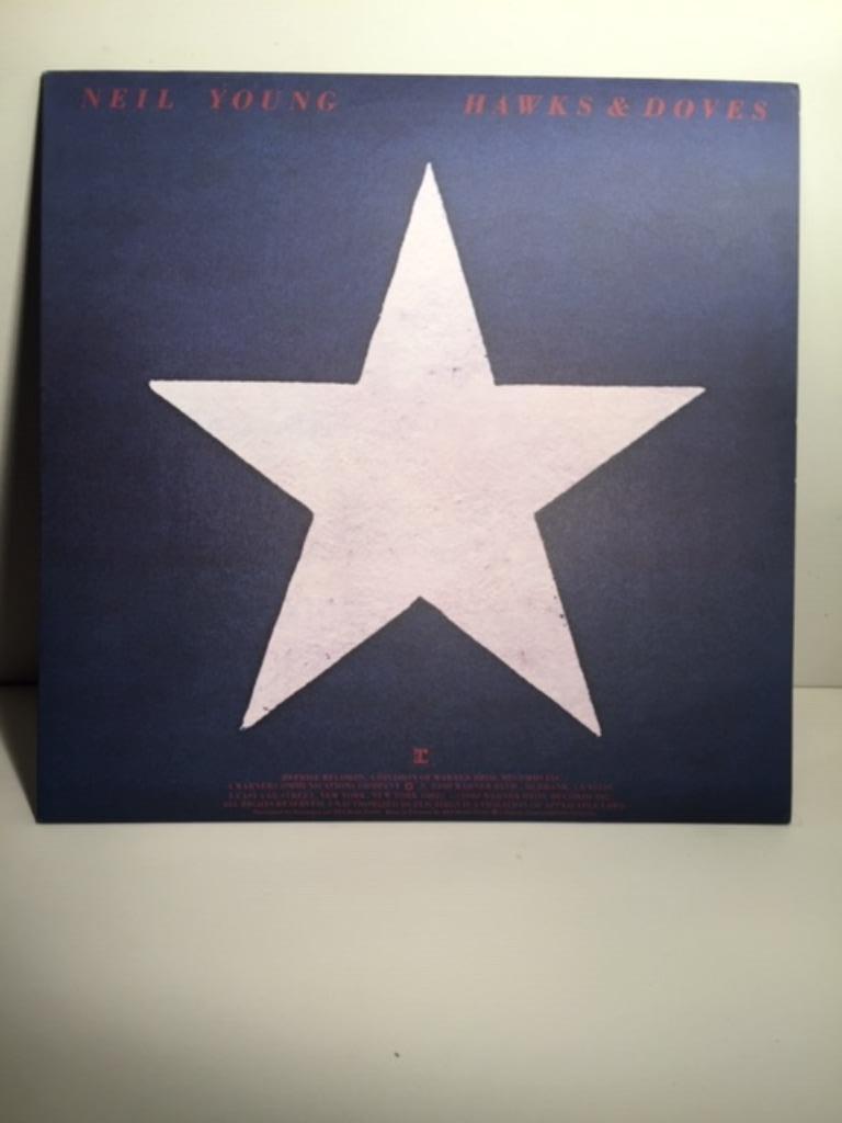 LP - Neil Young - Hawks & Doves ( Vinyl ), Cd's en Dvd's, Vinyl | Rock, Zo goed als nieuw, Singer-songwriter, 12 inch, Ophalen of Verzenden