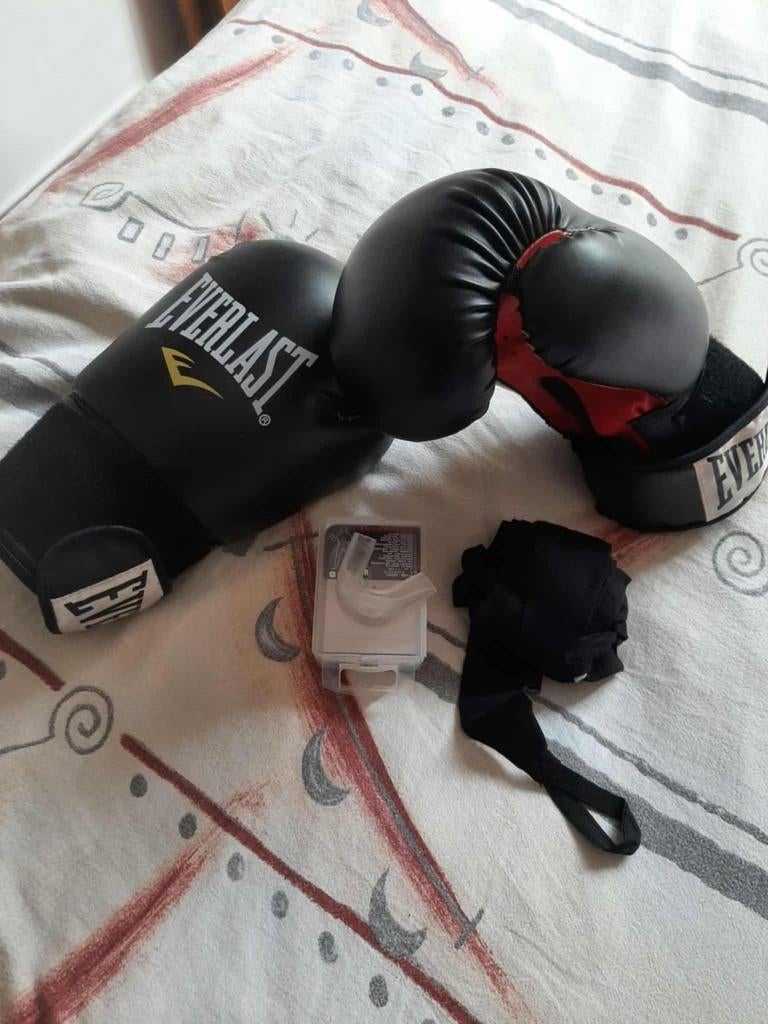 Boxhandschoenen maat 34 en scheenbescherming maat M plus geb, Ophalen