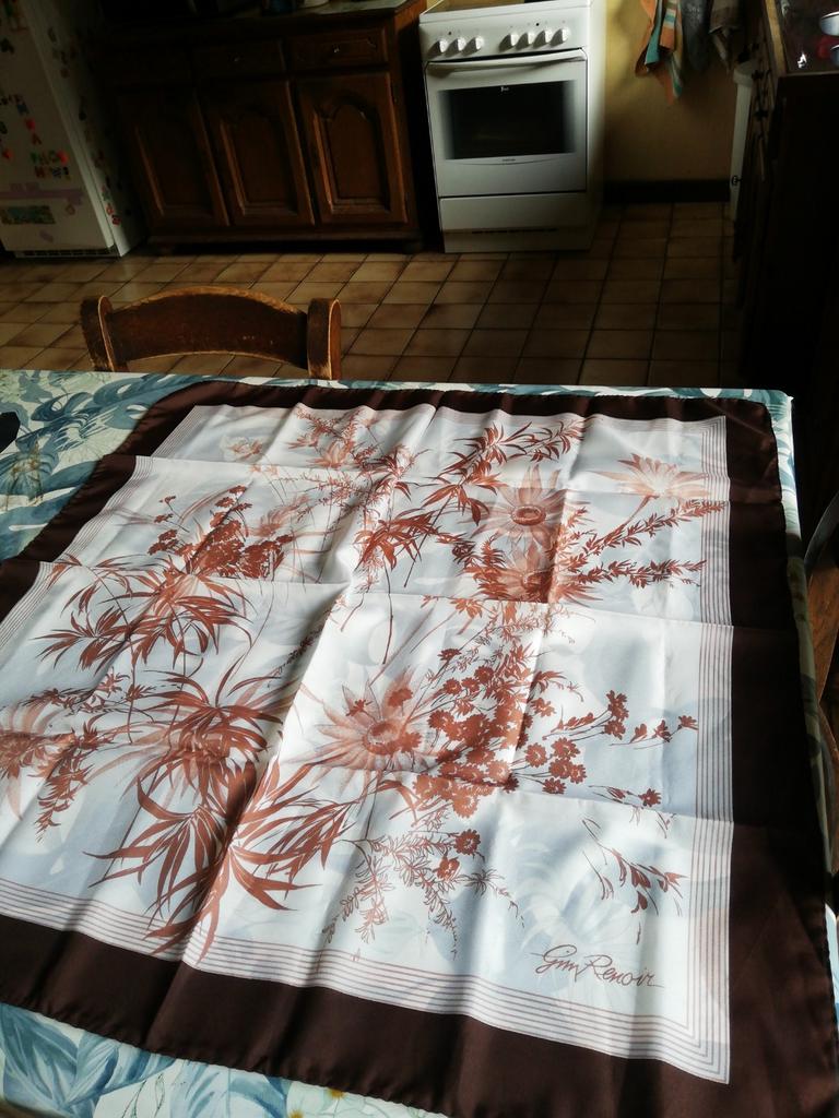 Foulard Gim Renoir. 78cm sur 78cm. Neuf., Kleding | Dames, Zo goed als nieuw