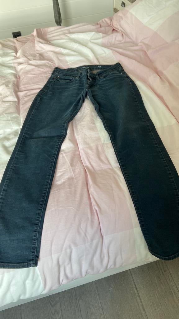 Donkerblauwe jeans levis 28 smalle pijpen, Ophalen of Verzenden, Zo goed als nieuw