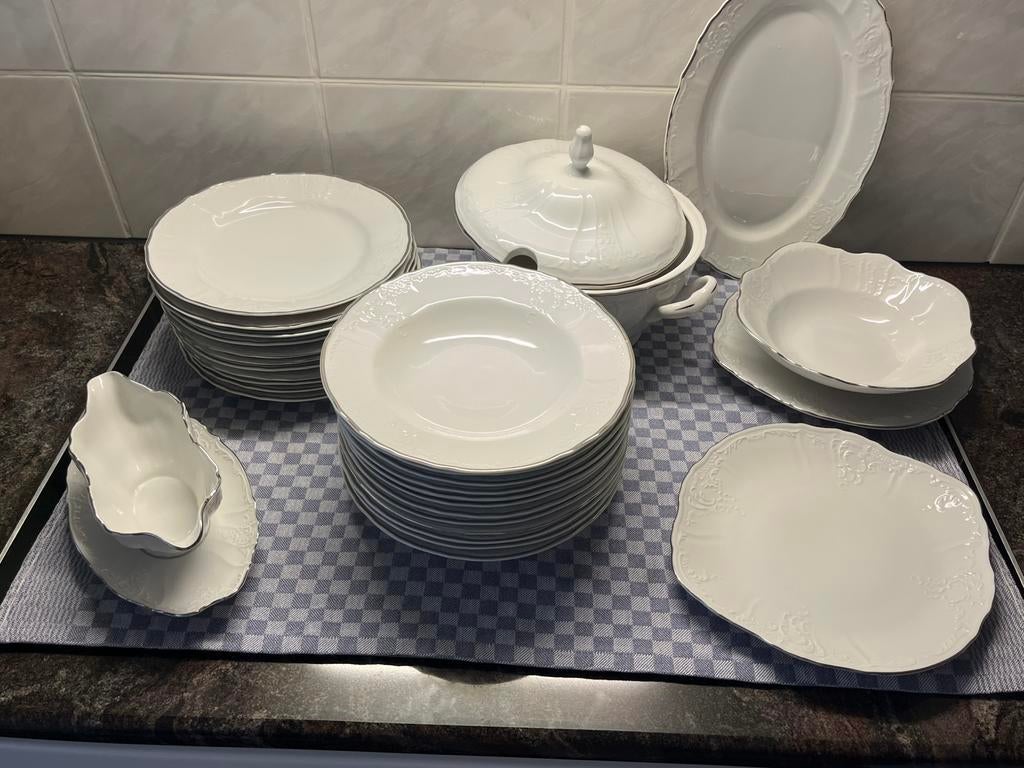 Eet-koffie- en theeservies, wit met dun zilvere randje, Antiek en Kunst, Ophalen