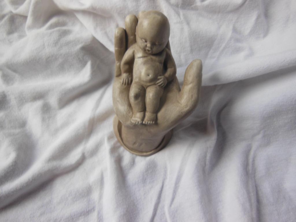 beeld, baby in een hand, Enlèvement ou Envoi, Comme neuf