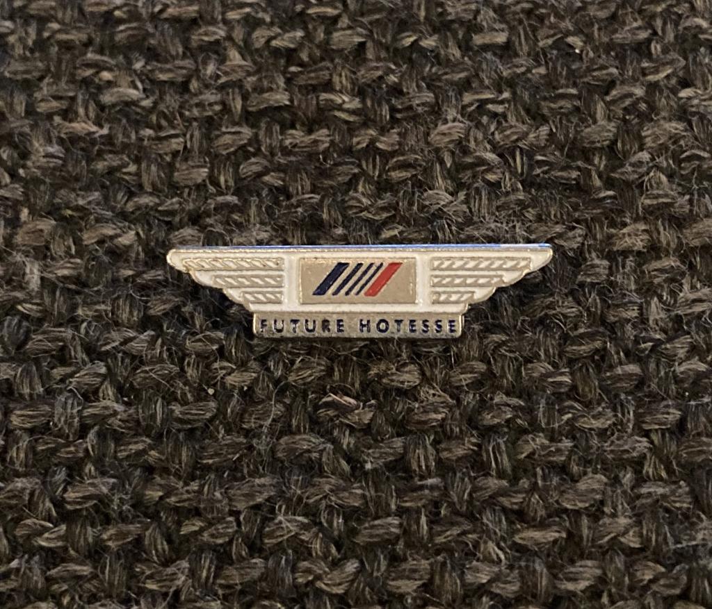 PIN - FUTURE HOTESSE, Envoi, Utilisé, Autres sujets/thèmes, Insigne ou Pin's