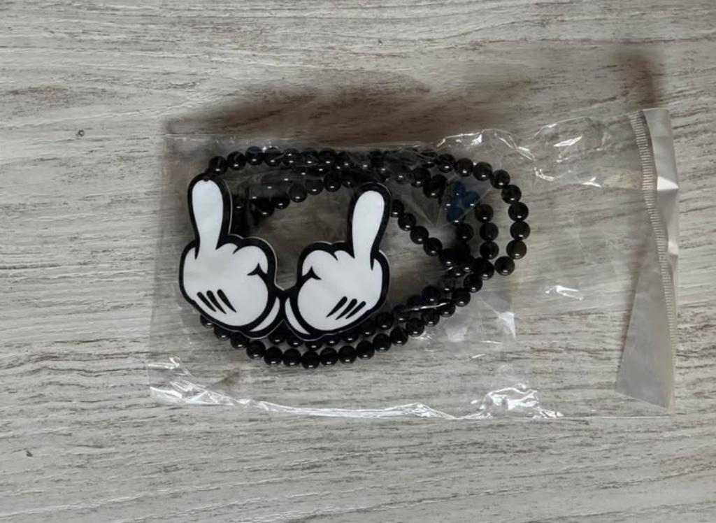 Collier podentif, Enlèvement, Neuf