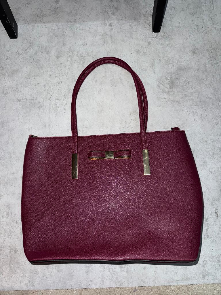 Sac bordeaux avec détails doré, Enlèvement ou Envoi, Neuf, Rouge, Sac à main