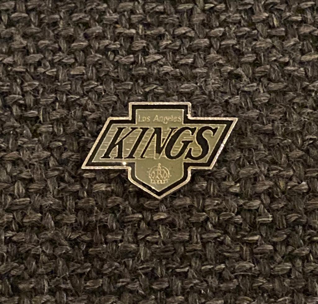 PIN - LOS ANGELES KINGS - ICE HOCKEY - IJSHOCKEY, Verzenden, Gebruikt, Sport, Speldje of Pin