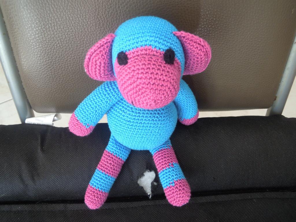 knuffel gehaakte aap blauw en roos (doos 12), Kinderen en Baby's, Speelgoed | Knuffels en Pluche, Ophalen of Verzenden, Nieuw