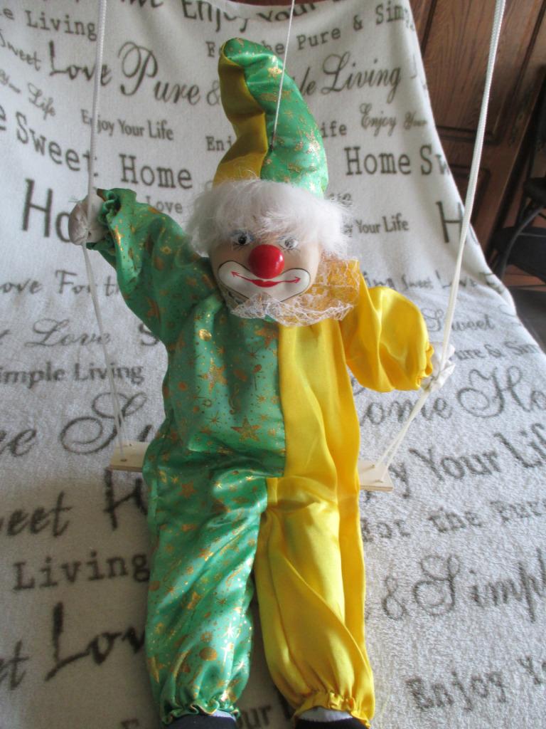 clown op schommel, Verzamelen, Poppen, Ophalen of Verzenden, Zo goed als nieuw, Overige typen