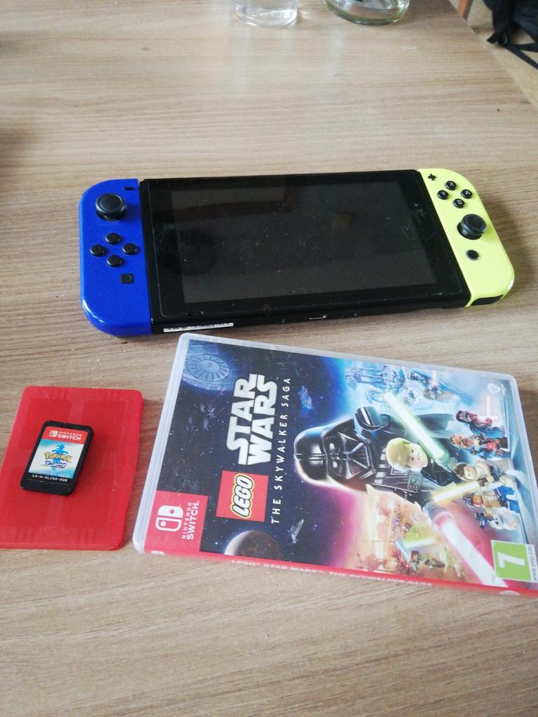 Nintendo switch zonder lader maar wel met twee spelen, Consoles de jeu & Jeux vidéo, Enlèvement