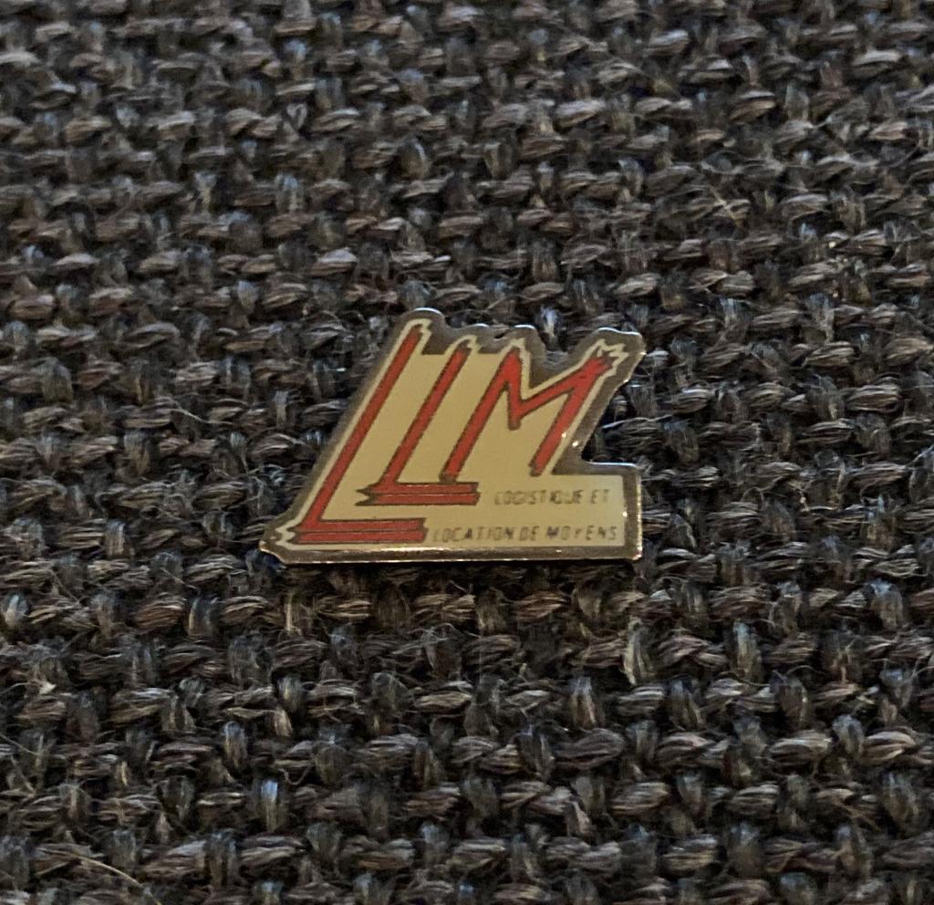 PIN - LLM - LOGISTIQUE ET LOCATION DE MOYENS, Collections, Envoi, Utilisé, Autres sujets/thèmes, Insigne ou Pin's