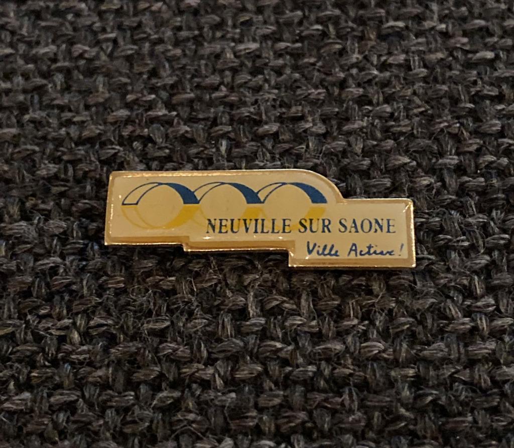 PIN - NEUVILLE SUR SAONE - FRANCE - FRANKRIJK, Envoi, Utilisé, Ville ou Campagne, Insigne ou Pin's