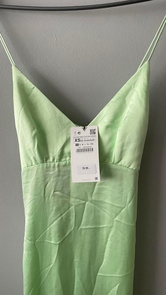 Nieuwe lange groene satijnen jurk van ZARA XS, Kleding | Dames, Jurken, Zara, Nieuw, Ophalen of Verzenden, Maat 34 (XS) of kleiner