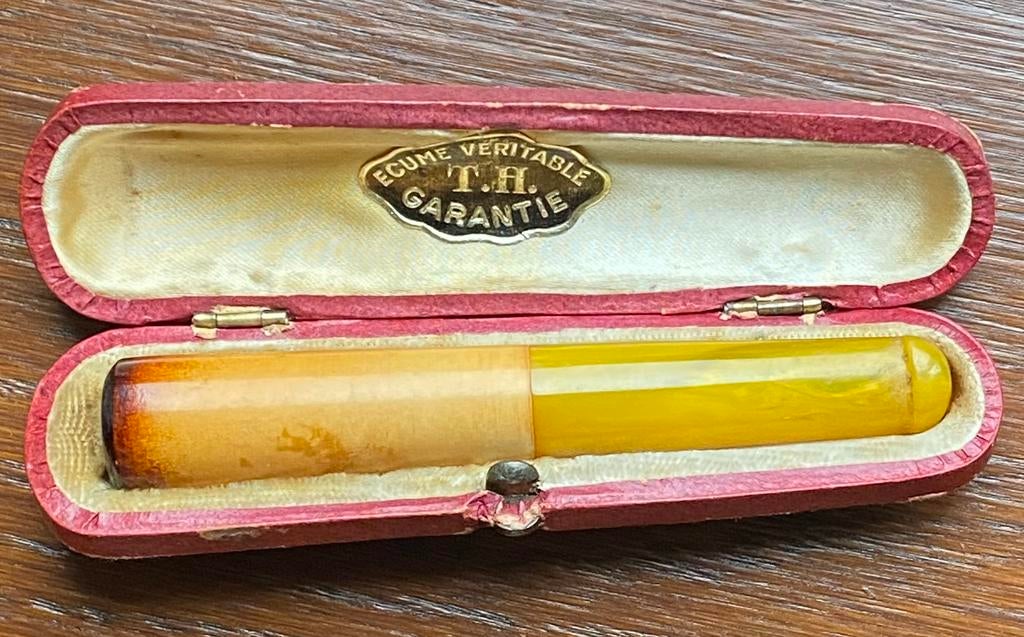 Fume-cigarette ancien, en écume et son étui., Utilisé, Autres types