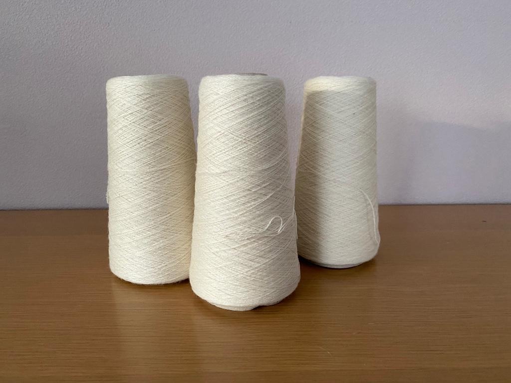 4 bobijnen wol - ecru / wit, Enlèvement, Utilisé, Tricot, Laine ou Fils