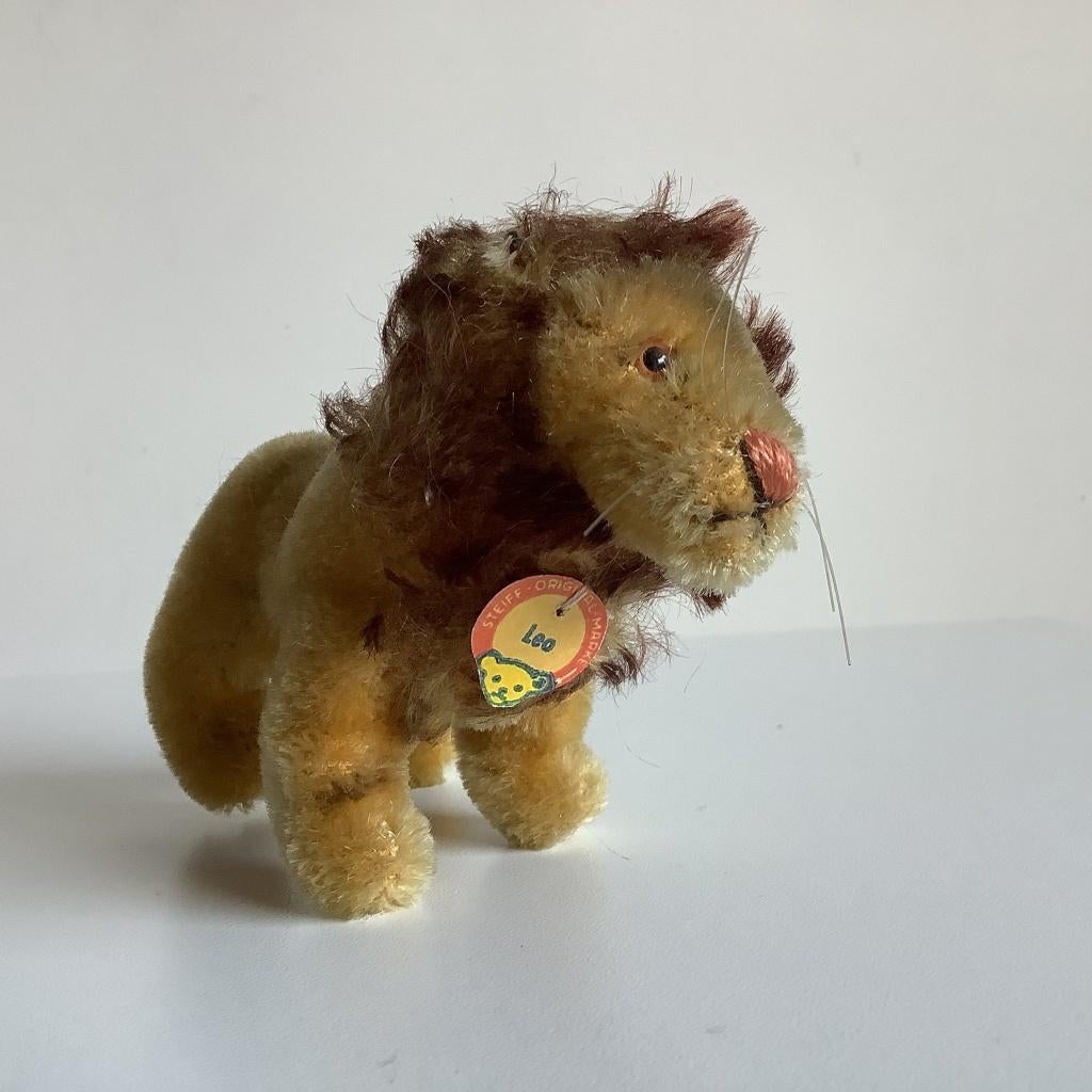 Lion Steiff vintage « Leo » avec bouclier, Enlèvement ou Envoi, Utilisé, Ours en tissus, Steiff