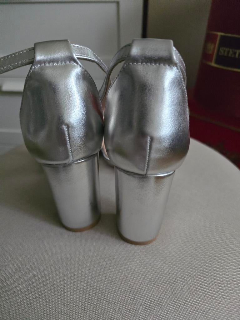 Chaussures argentées, Enlèvement