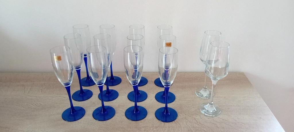 Lot de 12 flûtes à champagne Luminarc pied bleu, Enlèvement, Neuf, Autres types
