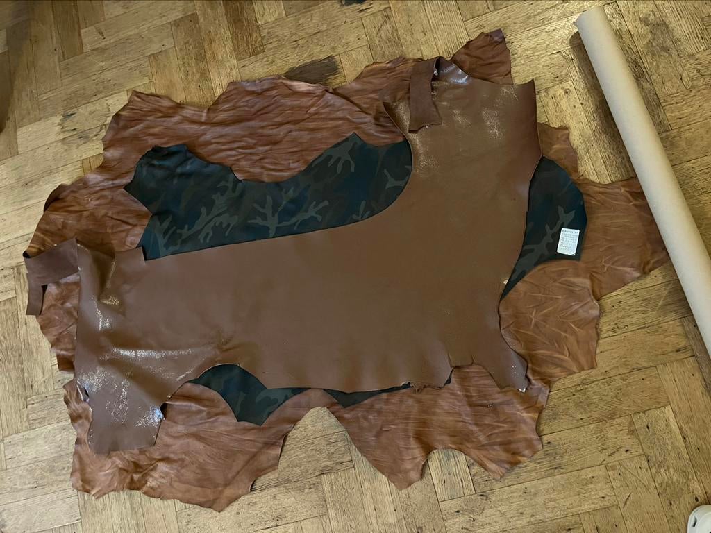 Lot grandes peaux cuir marron verni, Neuf