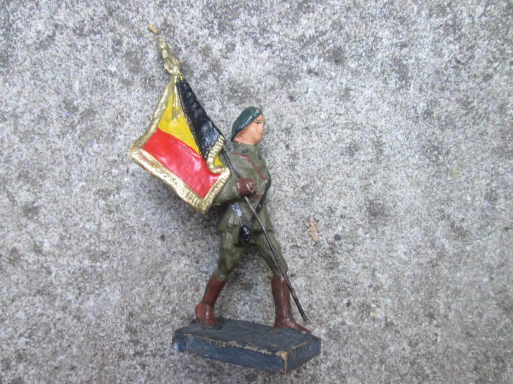 DURSO Belgische soldaat Ardense Jager lopend met vlag TOP, Verzamelen, Ophalen of Verzenden
